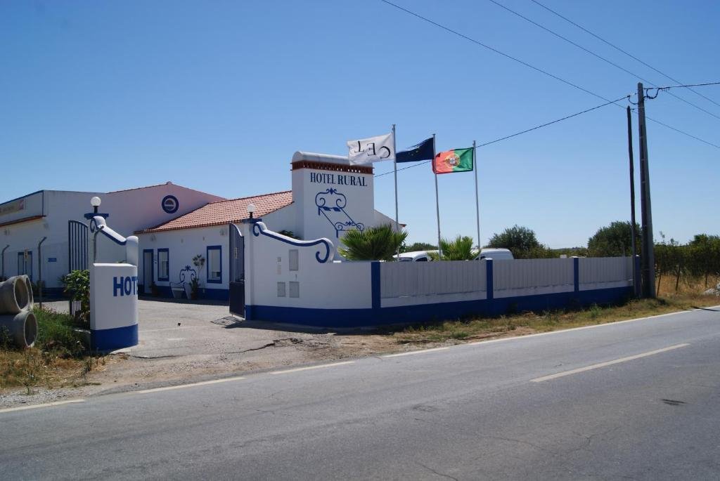 Reguengos Hotel - Hotel tranquilo no Alentejo com piscina, quartos confortáveis e pequeno-almoço. Base ideal para explorar Reguengos de Monsaraz e arredores.